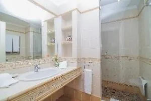 Jardines De Las Golondrinas 3*